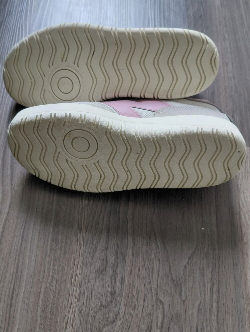 New Balance Women's White and Pink Sneakers - Picture 9 of 10